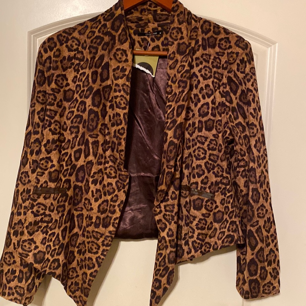 Tag indicate size M; runs S. NWT. One of the pockets has small discoloration.